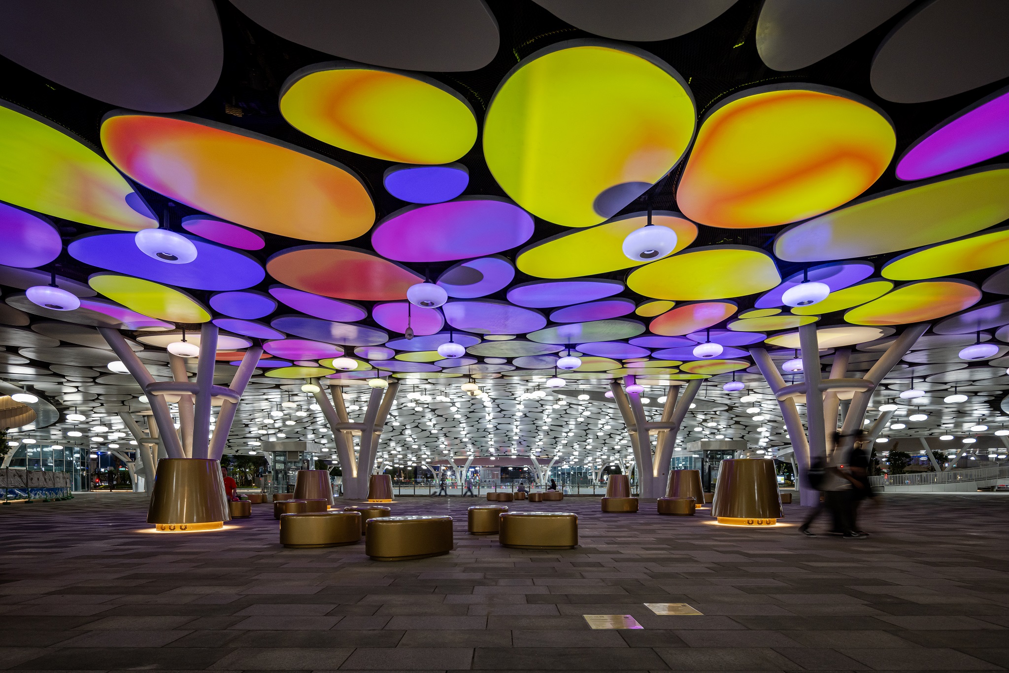 於「染色彩」作品中，創利空間協助藝術團隊將高雄車站天棚2700片鋁製雲朵染上繽紛色彩，從設備設定、光影軟體串接到現場調校，確保光線準確落在雲朵表面，展現層次與意境