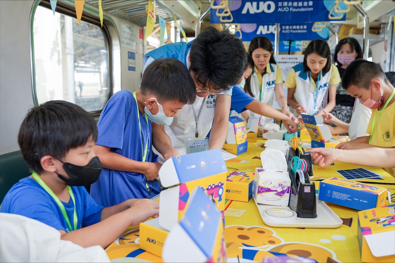 今年友達設計「光電、再生能源、水資源」三大課程主題，攜手供應鏈夥伴默克及大豐環保，以循環經濟理念開發創意教材