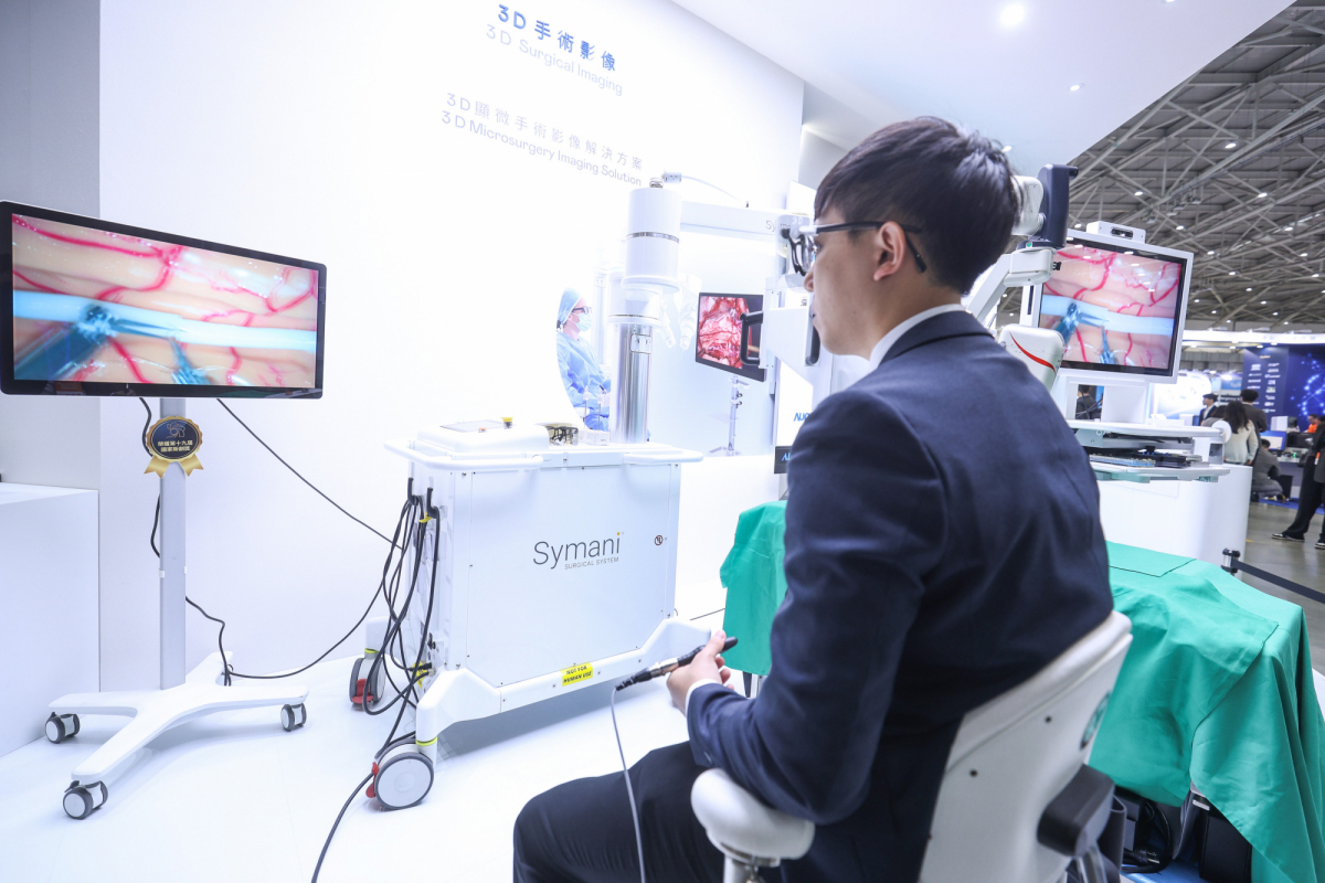 达擎推出〝3D显微手术影像解决方案〞，将3D影像技术从腹腔内视镜手术延伸至神经、血管、淋巴等高难度显微手术，提供超清晰立体视野，协助医疗团队在复杂手术中完成精准细腻操作。