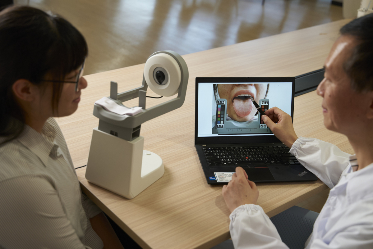 友達耘康的「舌象辨識軟體」則運用AI與大數據技術，可快速辨識舌色、舌形、苔色、苔質等特徵，顯著提升舌象辨識效率，優化檢測流程。