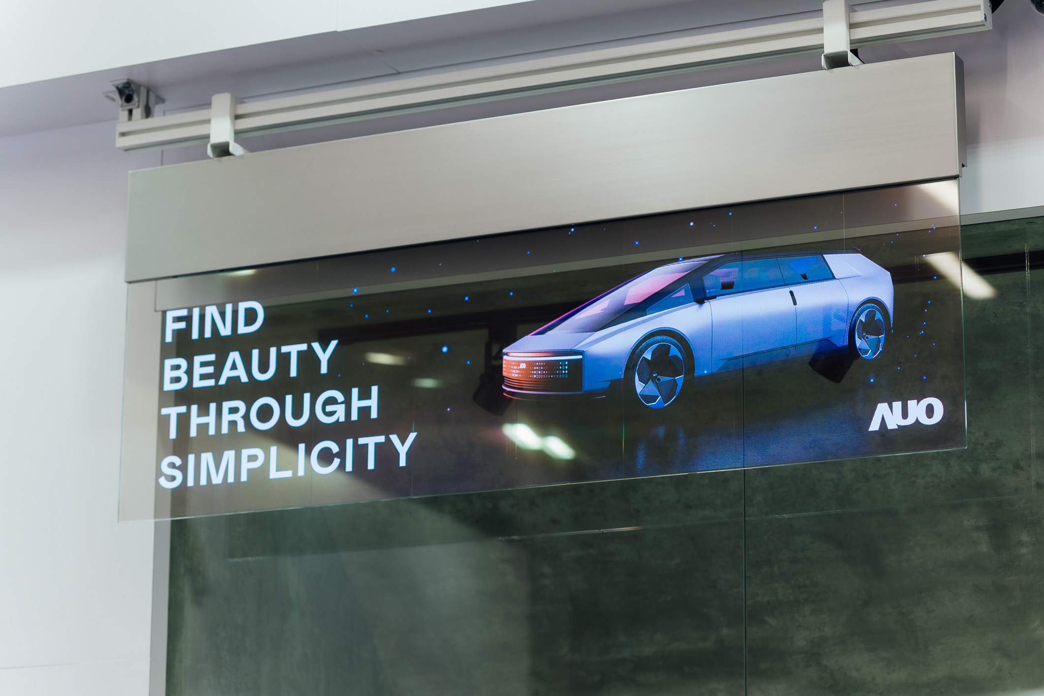 具备高亮度透明感的54吋透明Micro LED智慧广告牌，可无限拼接不同尺寸，营造出兼具科技感与美学的沉浸式氛围，适用于旗舰店、展演空间等多元场域。