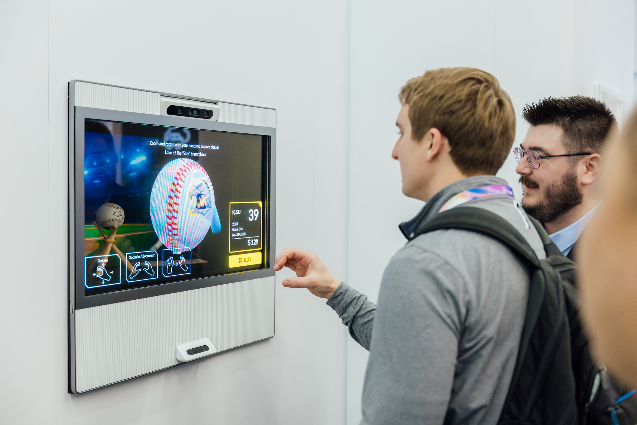 开云电竞智慧行动透过专属展间，与客户深度聚焦，密切探讨产品协作共创的机会与落地的可能性，激发人车互动的创新再进化，并结合输出国际的Micro LED前瞻技术跨界应用，揭开更多元精彩的应用情境。