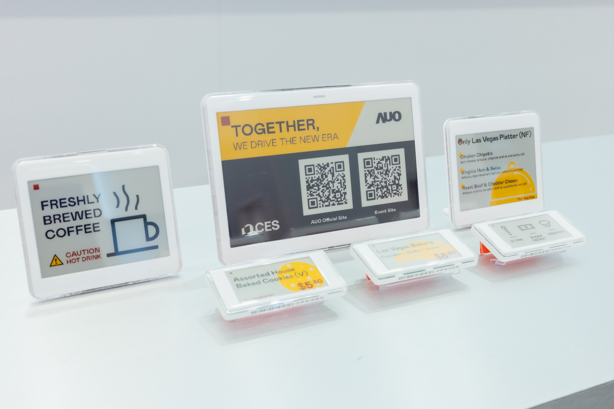 达擎开发的低功耗、全彩的aecoPost电子纸解决方案，仅在更新画面时需要微量的电力驱动，无需布建电线的便捷设计，使其可灵活应用、弹性选择置放处；可搭配aecoTag电子货架卷标解决方案，驱动商店内所有数字广告牌和电子货架卷标，以远程控制实现动态变价，提升门市人员作业效率，并以无纸化落实永续经营目标。