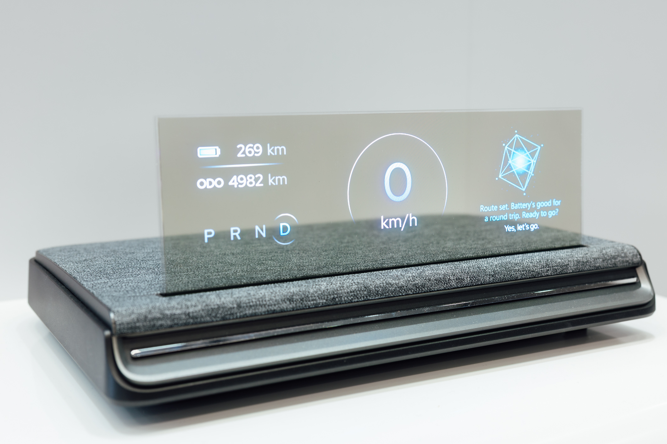 全球首款Aero Module透明Micro LED显示器模块外观轻盈通透，可与数字内容完美融合，提供动态显示、先进控制、个人化沉浸感受。