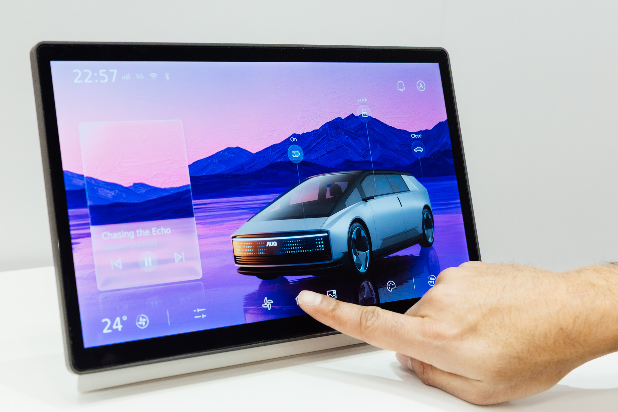 将先进抗反光技术导入于CID中控台呈现全时可视效果，并支持与座舱环境完美融合，带来清晰且不干扰的驾驶与座舱操作体验，兼容座舱质感与行车安全。