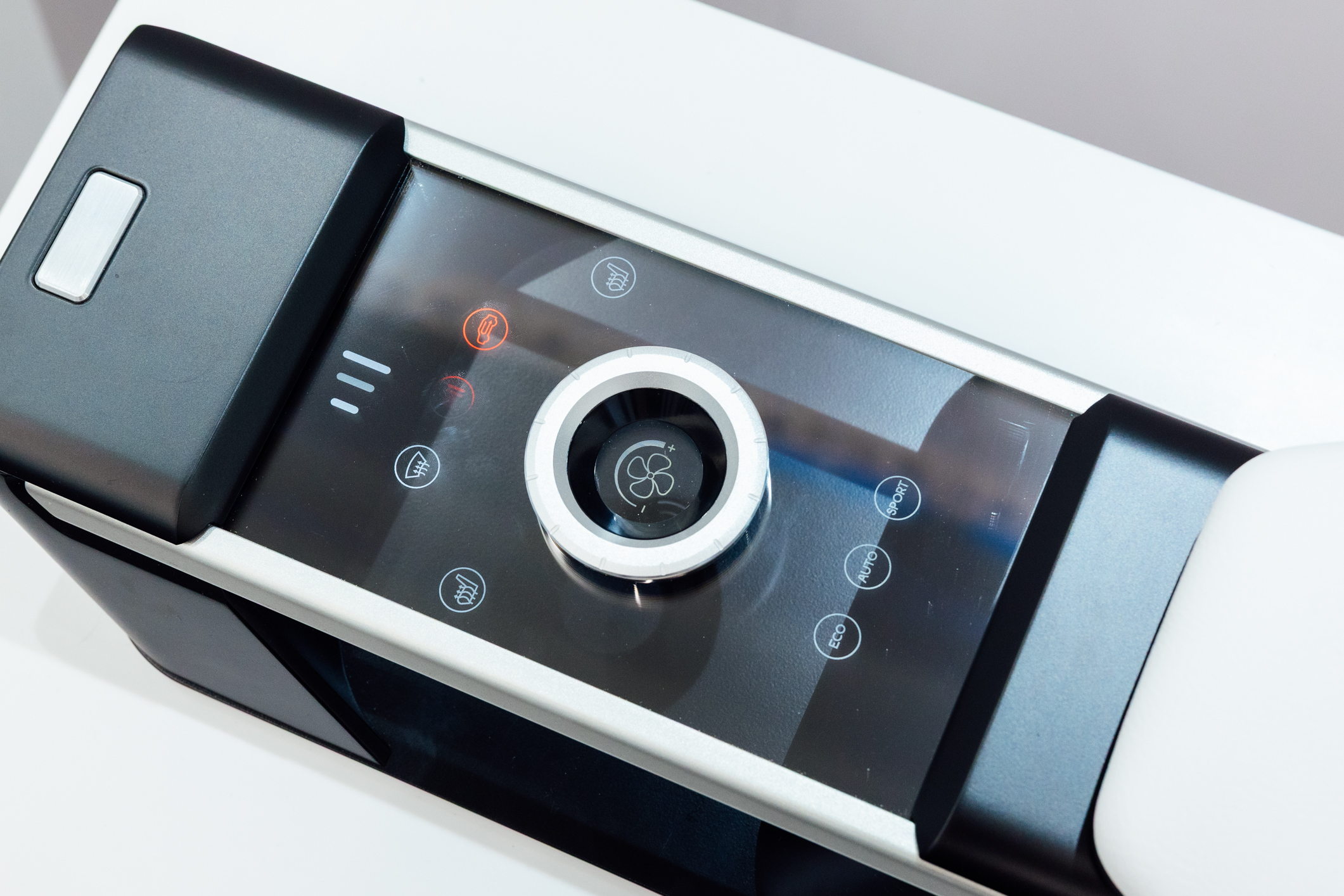 以极简设计打造的CrystalSense Console，为中央扶手区带来创新突破，将功能隐藏于简约的外观中，并采用悬浮式旋钮搭配玻璃面板与主动触觉回馈，仅在操作时才显现功能选单，提供直觉且可自定义的互动体验。